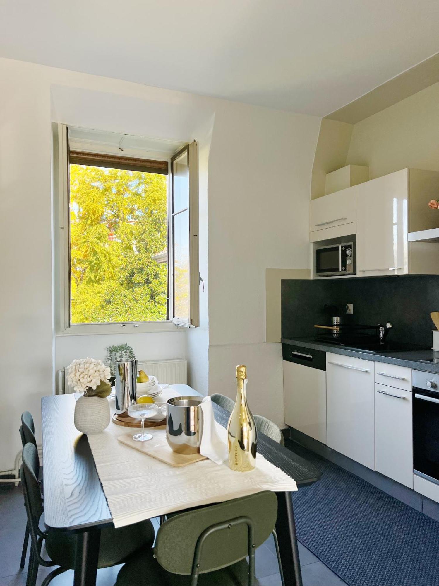 Montreux Riviera Suite Waterfront 3 Bedrooms Private Parking Bagian luar foto
